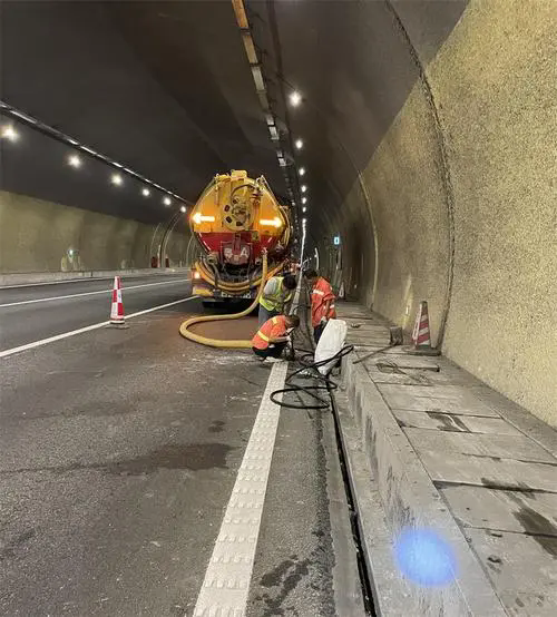 泸县隧道排水渠清淤